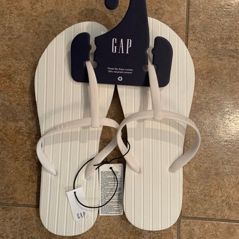 NWT Gap Logo  T-Strap Flip Flops Sandals Shoes Milk White Sz 9.